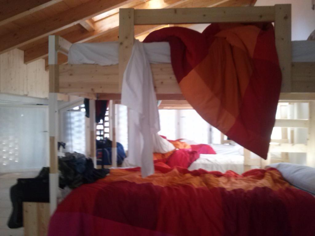Ostello Casa Rossa Laveno-Mombello Zimmer foto