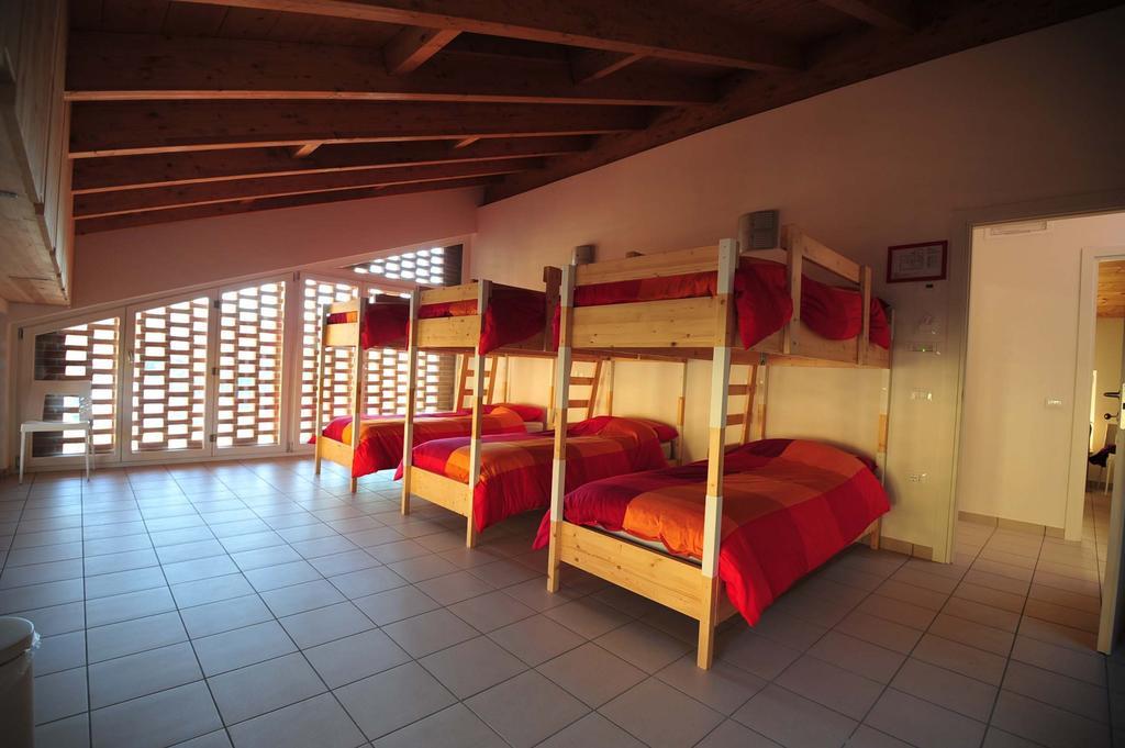 Ostello Casa Rossa Laveno-Mombello Zimmer foto