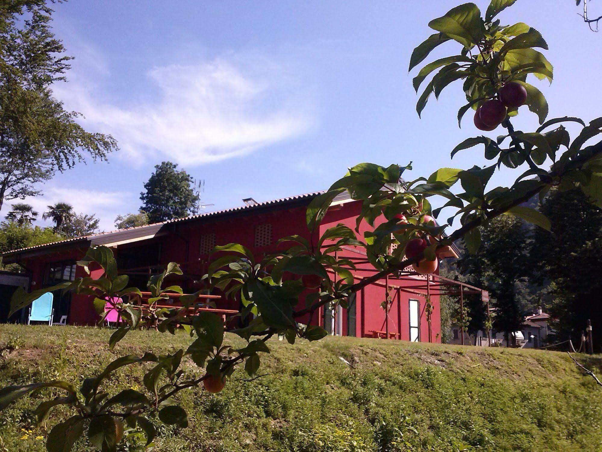 Ostello Casa Rossa Laveno-Mombello Exterior foto